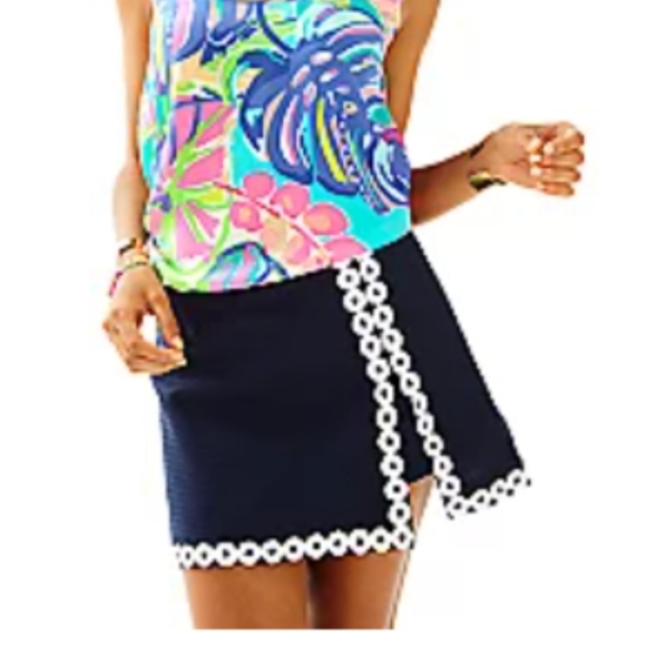 Lilly Pulitzer Pants - Lilly Pulitzer Lenore skort in true navy size 8 EUC